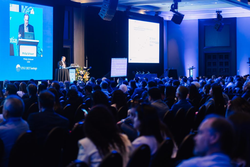 El Dr. Philip Schauer dando una conferencia en el IFSO World Congress 2025 desde Santiago, Chile.